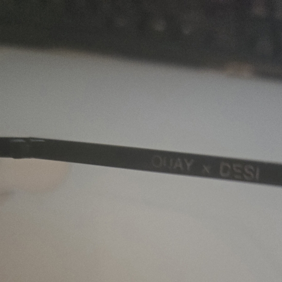 Quay Desi Hi Key Aviators - Picture 3 of 5